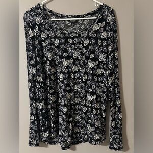 SIMPLY VERA VERA WANG, size LARGE, navt floral, long sleeved, t-shirt.